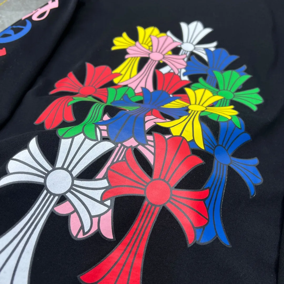P160 Chrome Hearts long T series is available at the counter simultaneously. Chrome’s classic colorful phantom cross letter flower arm length T. Imported environmentally friendly glue printing and dyeing. Specially customized original 1:1 high weight comfortable fabric. 🌈Recommended colors: black white 🌈Cardage: S, M, L, XL